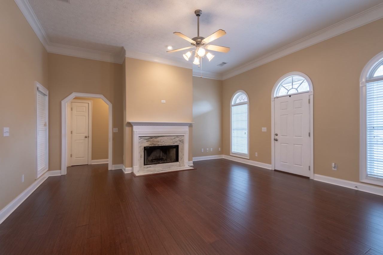 1819 Shadow Bend Ln - Photo 2 of 14