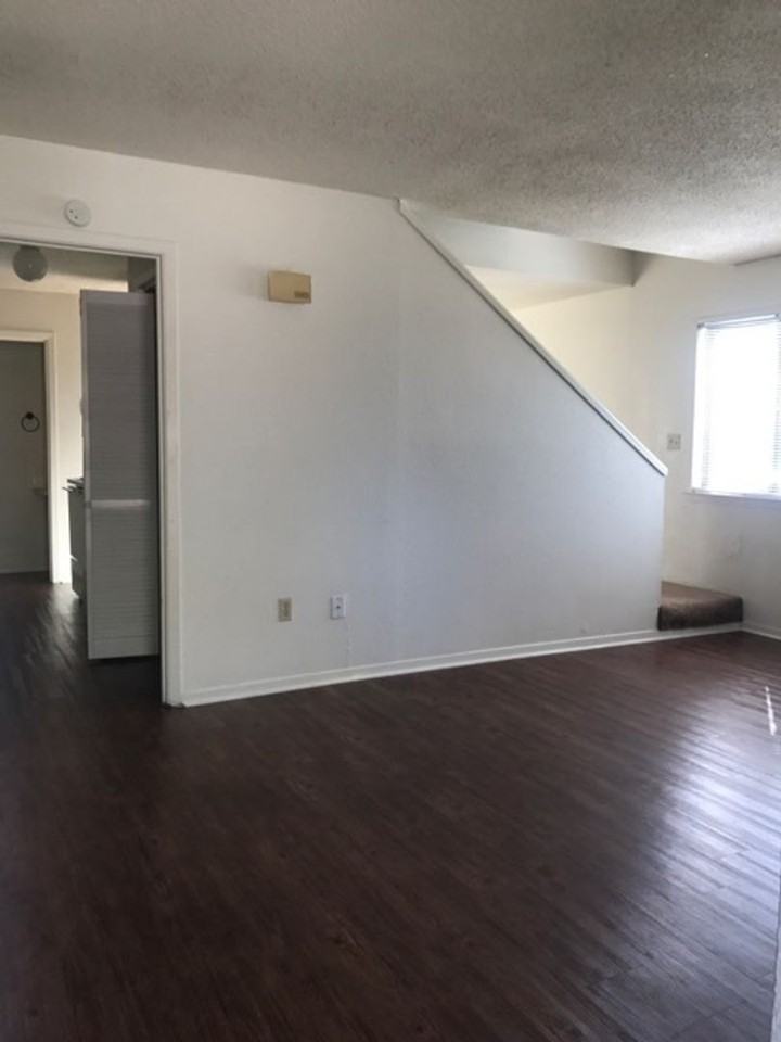 1400 Holleman Dr Apt A - Photo 2 of 4
