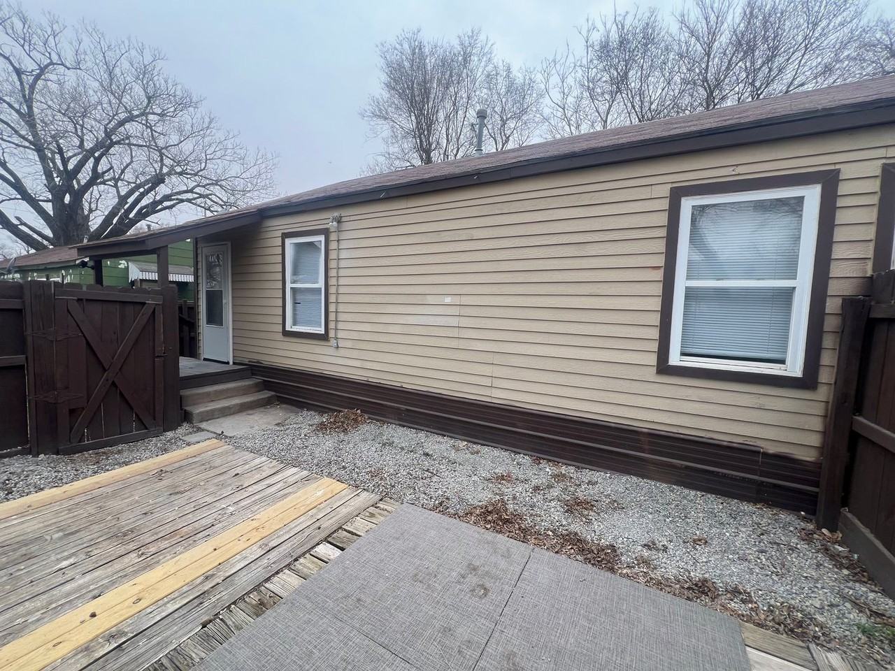 1458 S Bluffview Dr - Photo 2 of 12