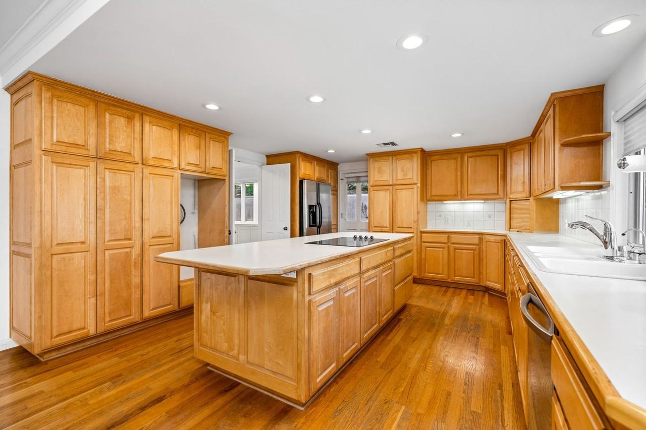 732 Bison Ave - Photo 4 of 33