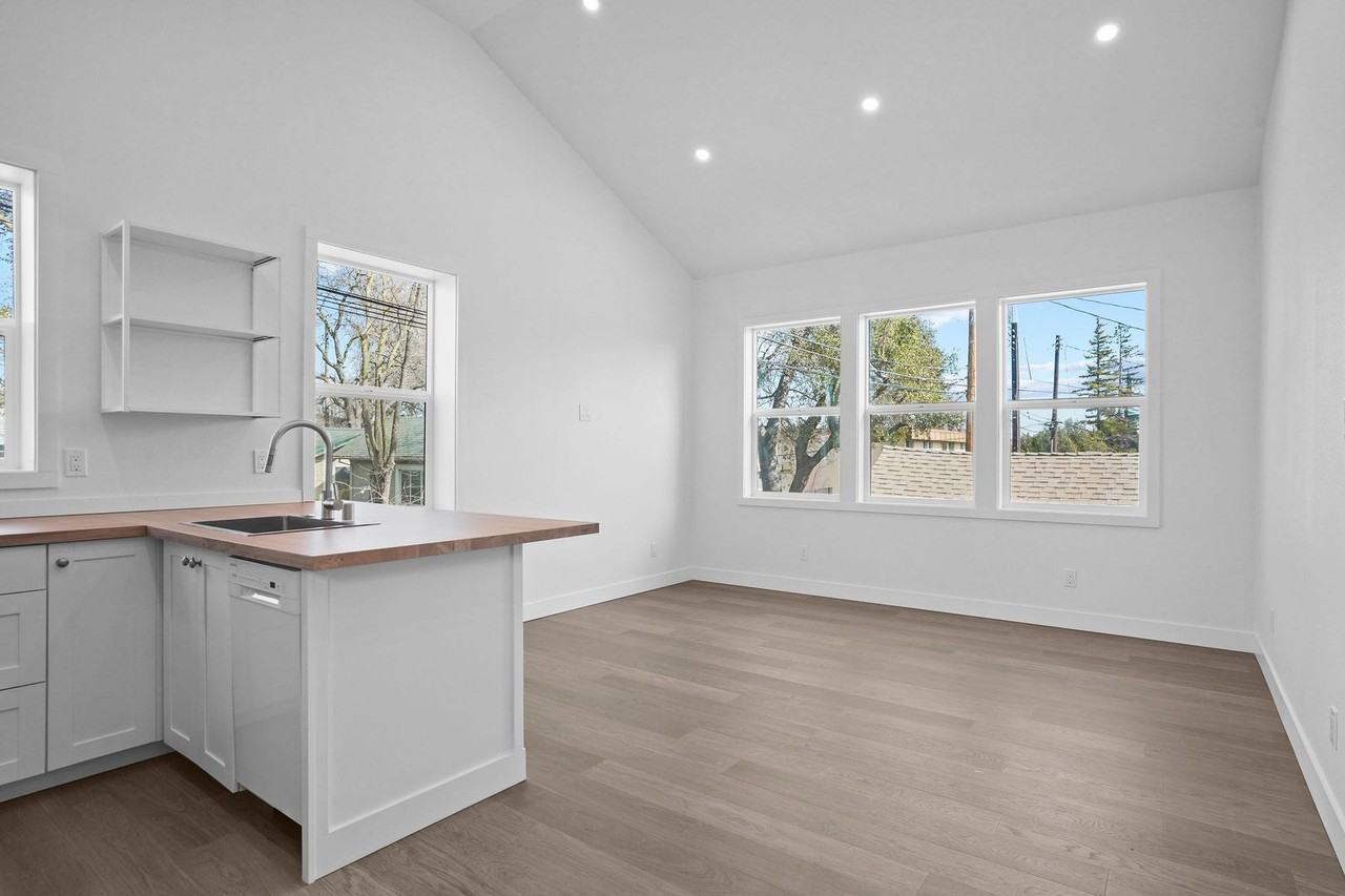 3034 Reares Ln - Photo 3 of 23