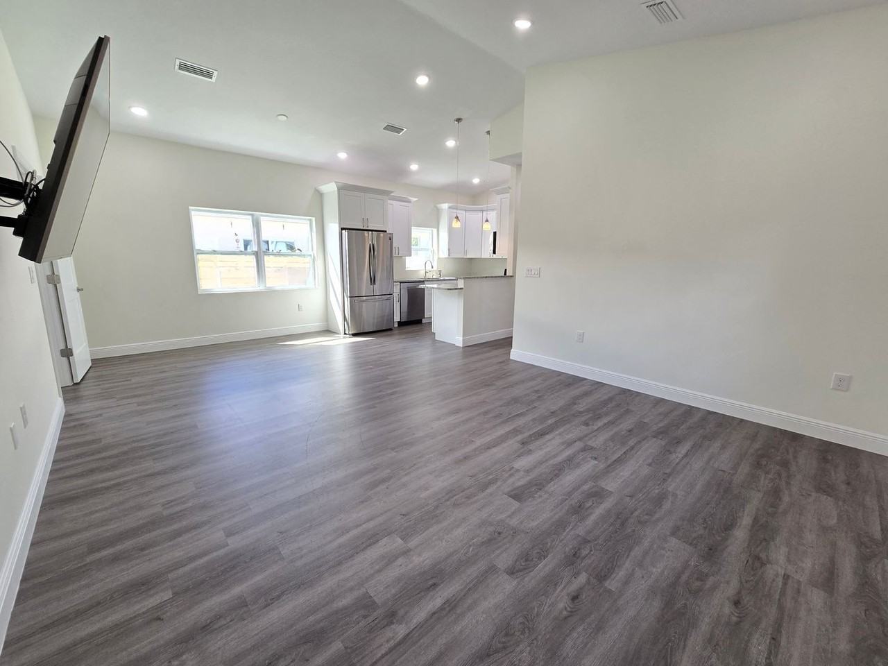 4966 Andrew Ave - Photo 2 of 26
