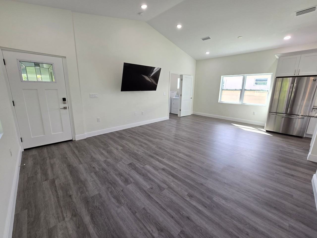 4966 Andrew Ave - Photo 5 of 26