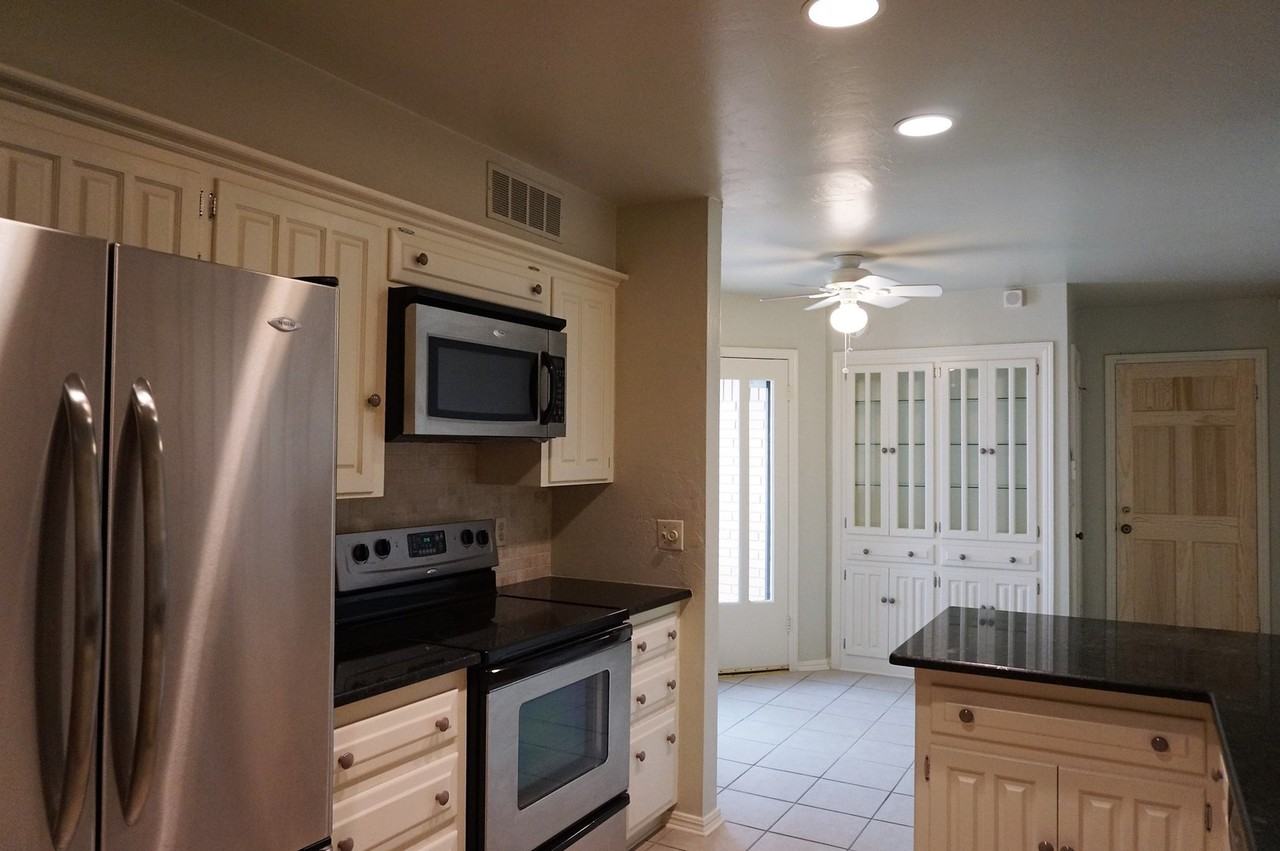 7916 Lakehurst Dr - Photo 3 of 50