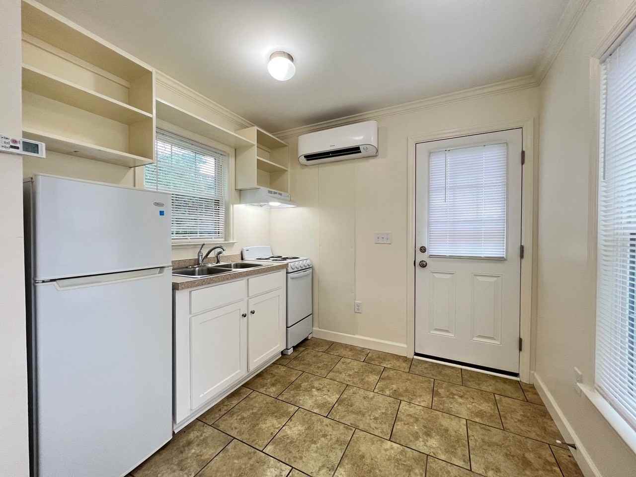 1033 W Atlantic St - Photo 2 of 7