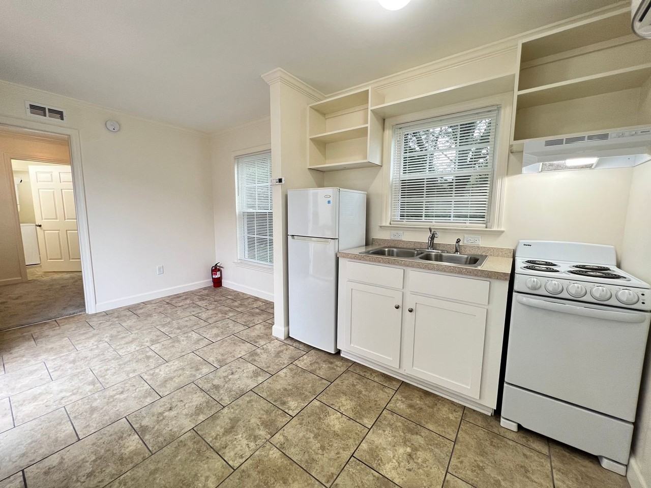 1033 W Atlantic St - Photo 3 of 7