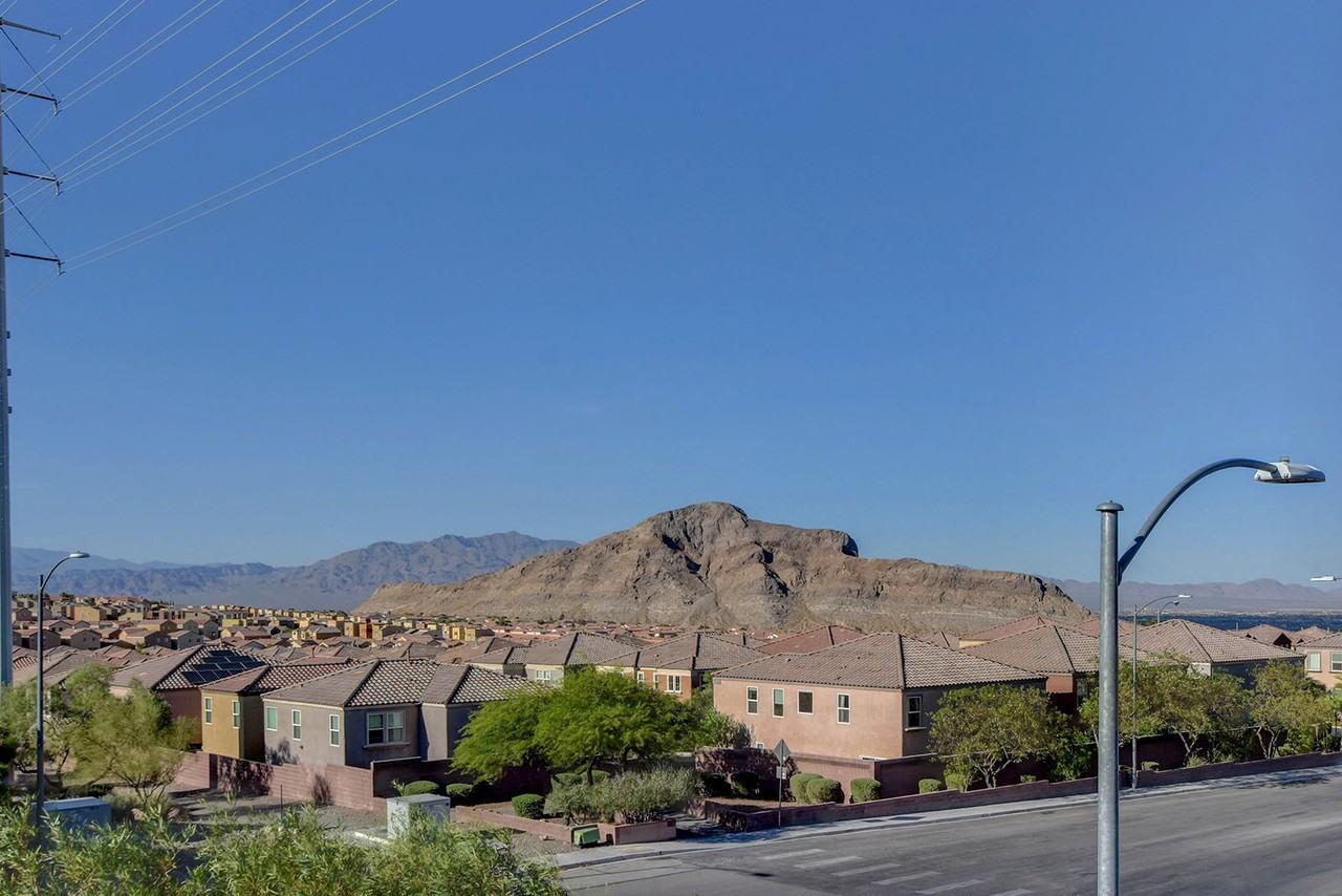 3574 Desert Cliff St #1 - Photo 4 of 36