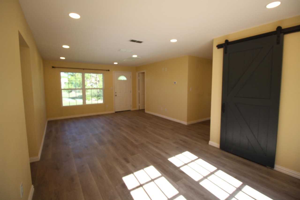 1208 N Spring St - Photo 3 of 12