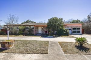 featured image of 2622 W Summit Ave