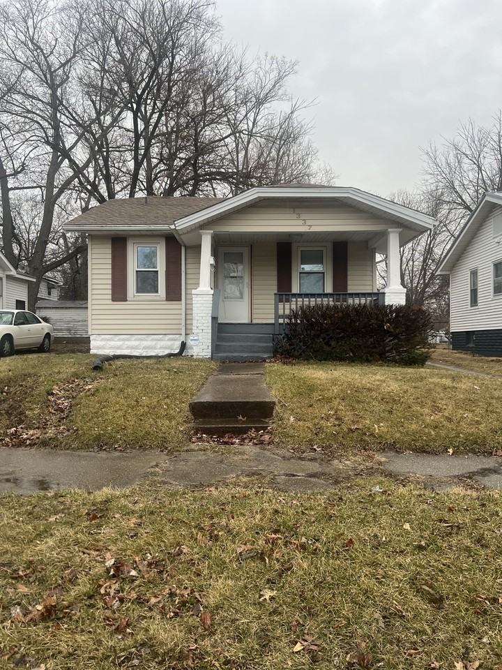 1337 E Moore St - Photo 3 of 19