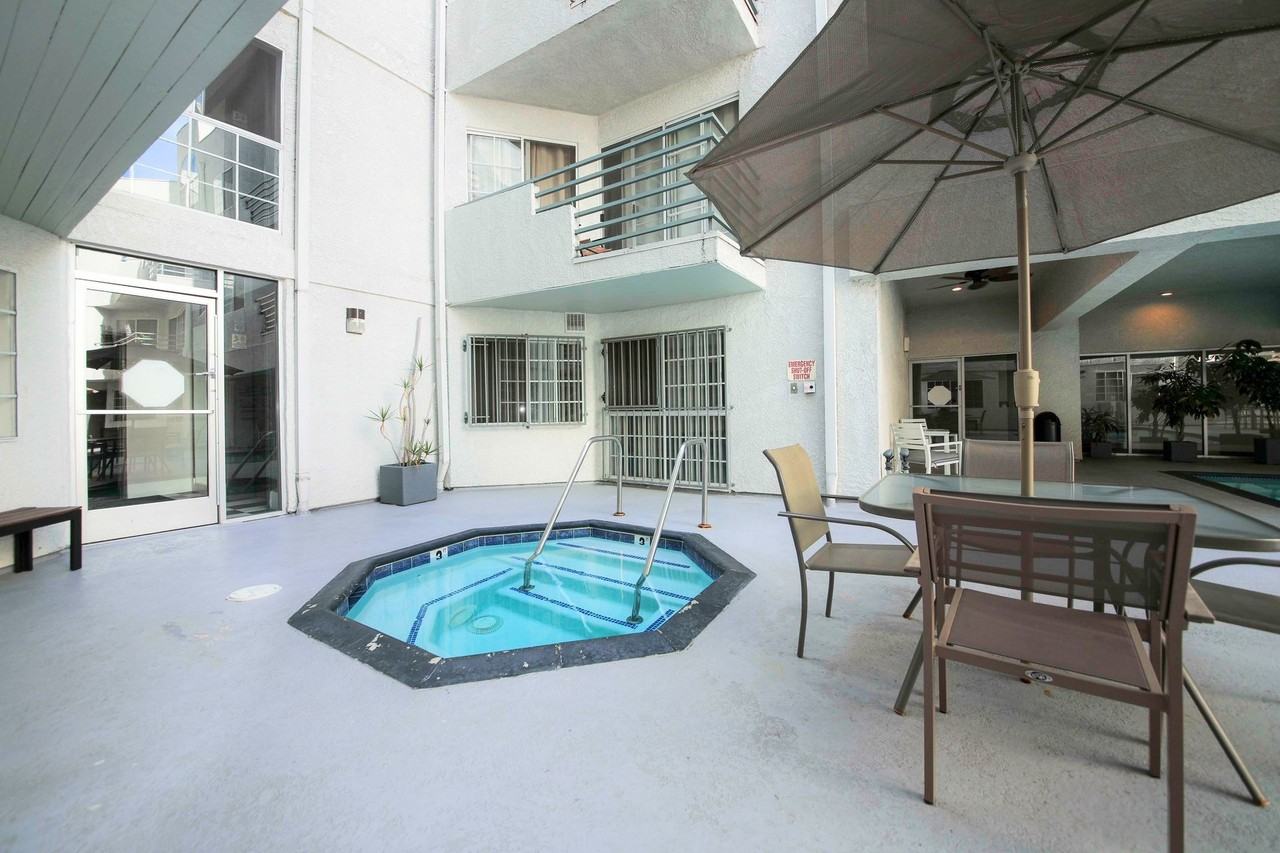 Sterling Court Apartments - Photo 4 of 7