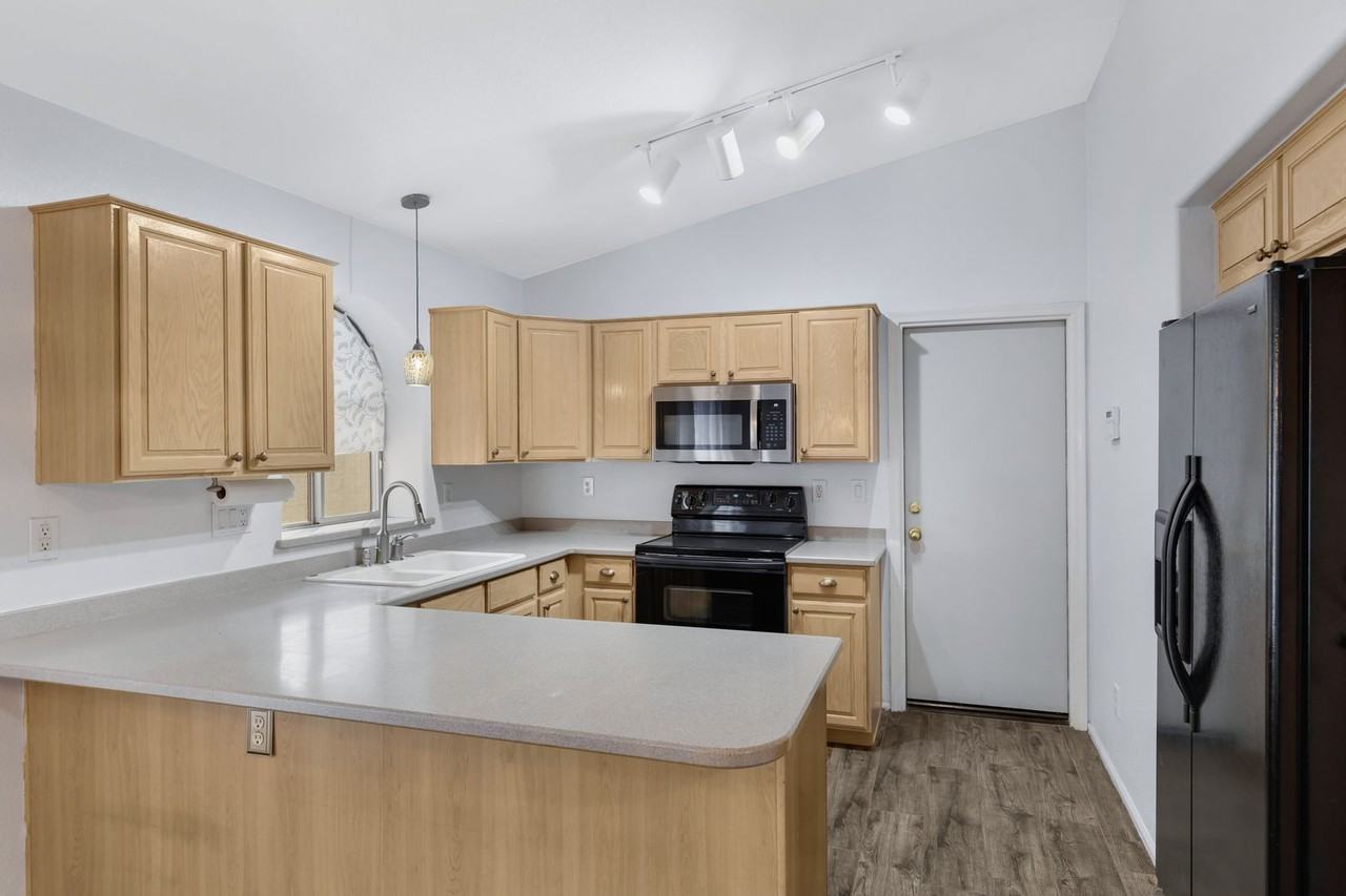 3926 E Potter Dr - Photo 6 of 31