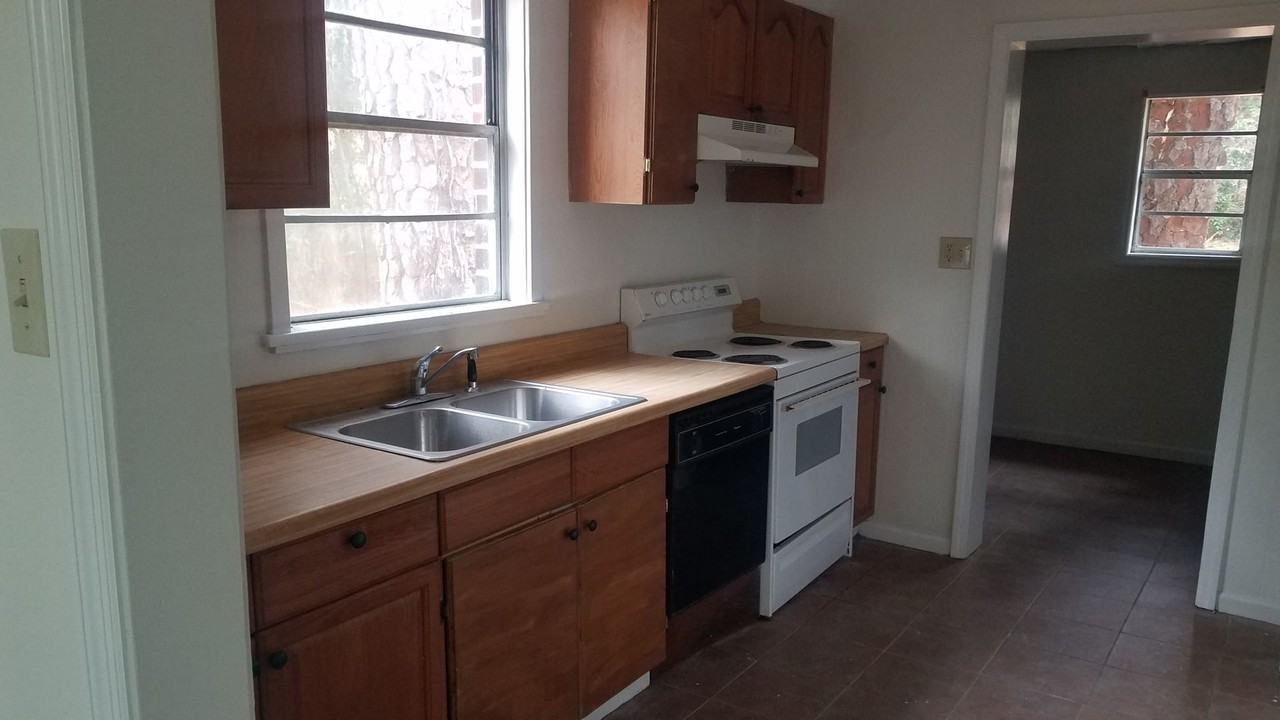 810 Poplar Dr - Photo 4 of 19