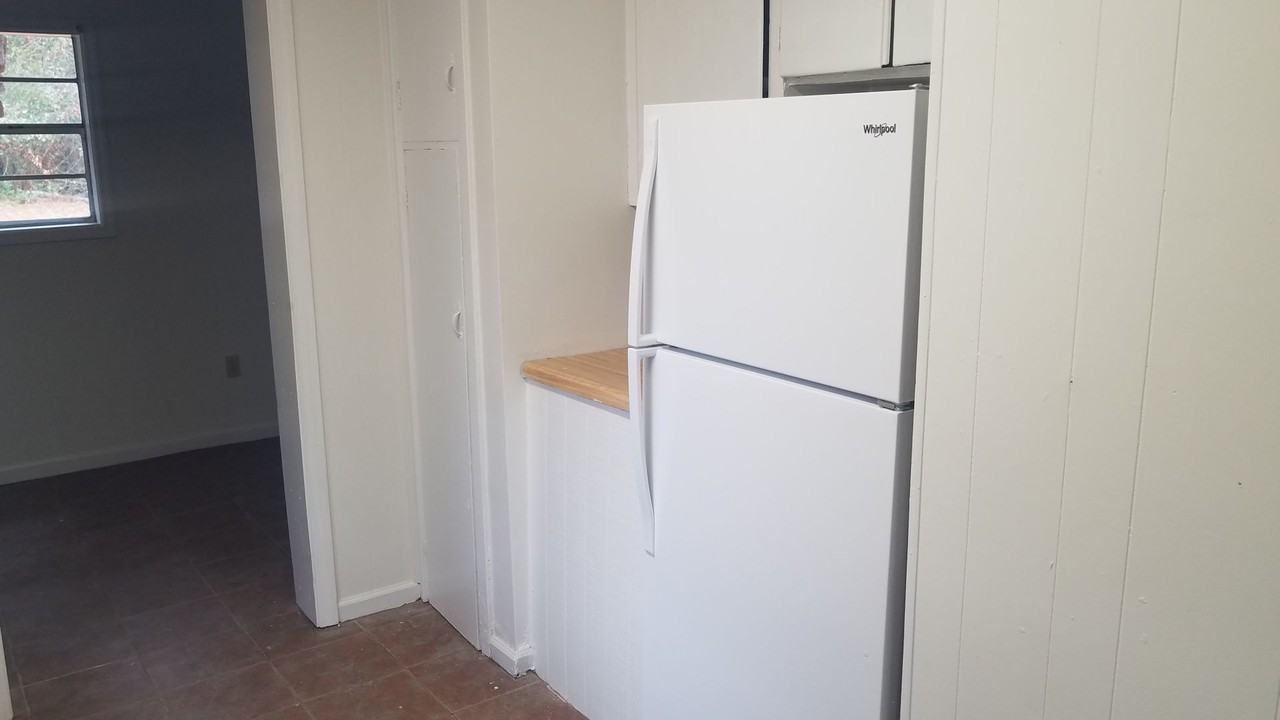 810 Poplar Dr - Photo 5 of 19