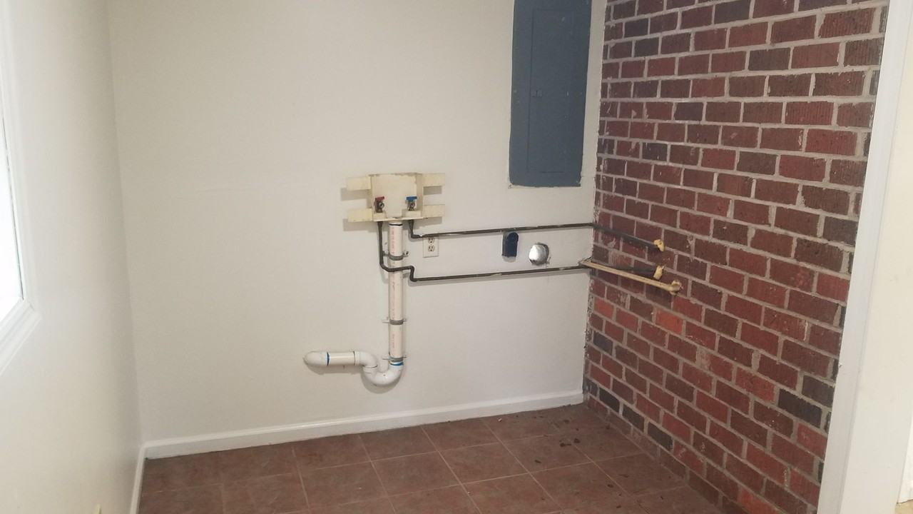 810 Poplar Dr - Photo 6 of 19