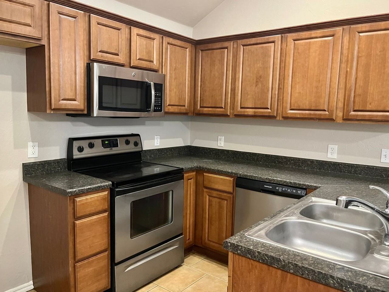 1703 Everglade Ct - Photo 4 of 15