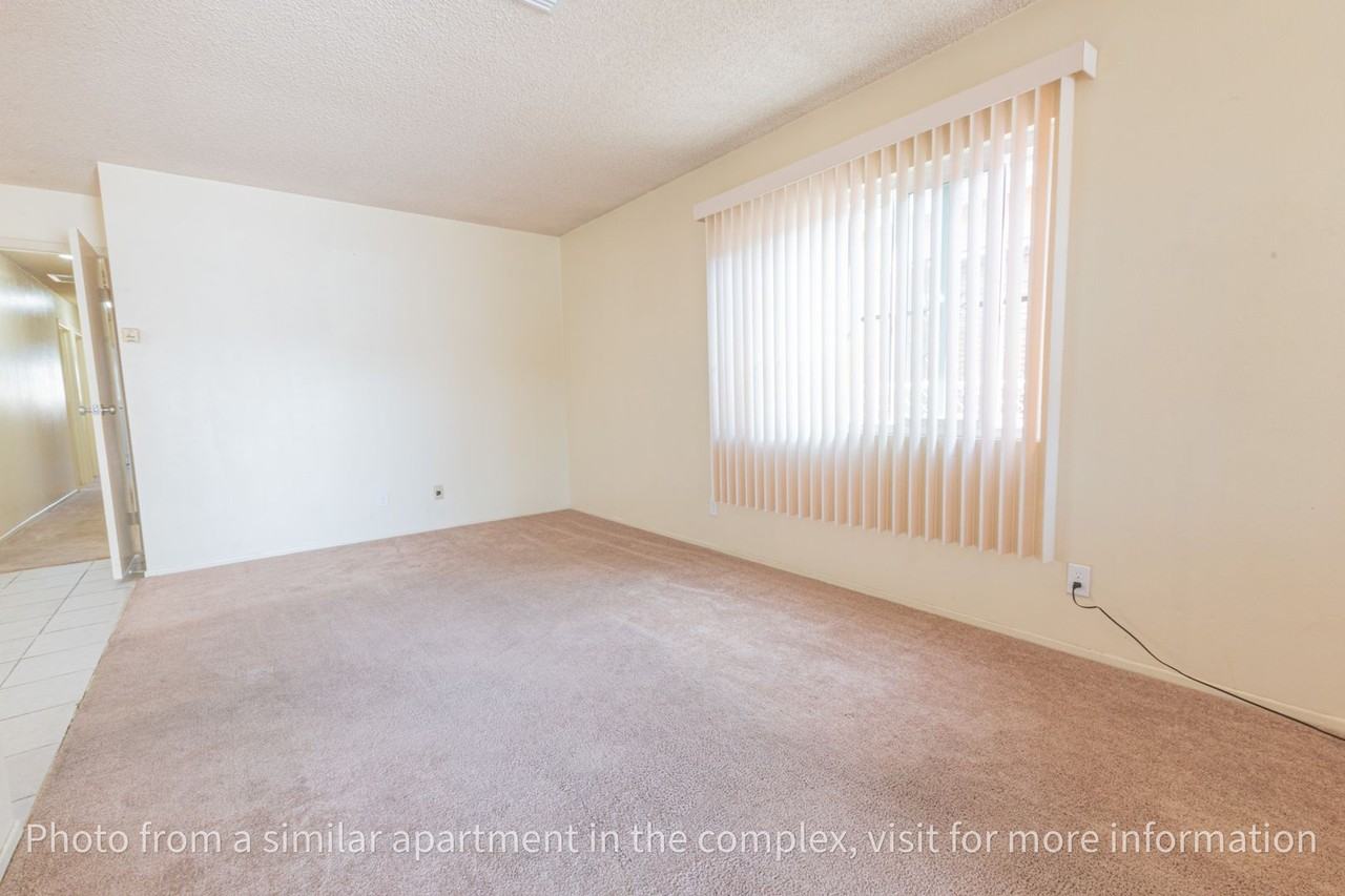 2473 Santa Ana N - Photo 3 of 24