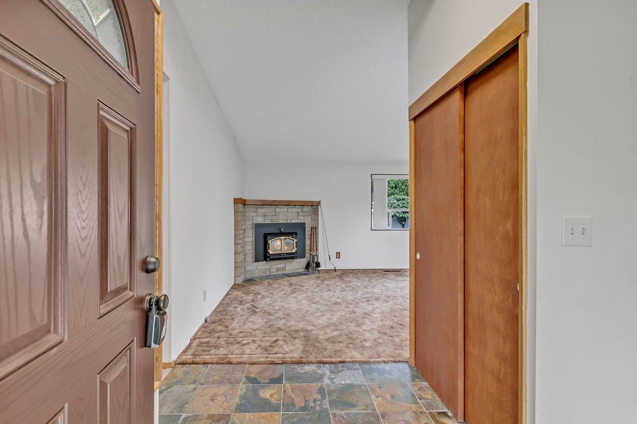 138 S 168th St - Photo 5 of 32