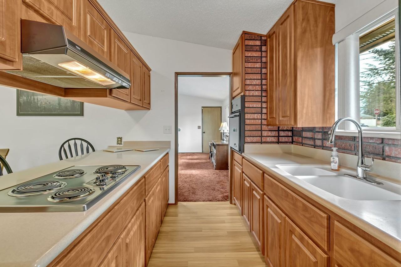 138 S 168th St - Photo 6 of 32