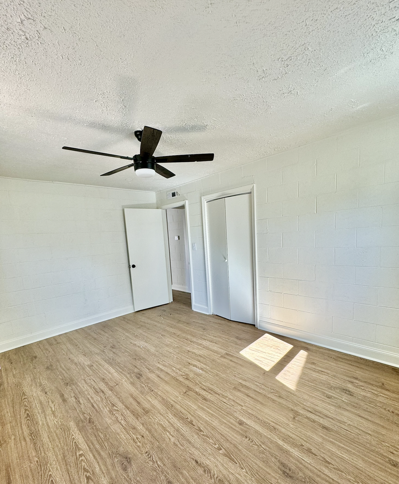 450 W Franklin St - Photo 6 of 50