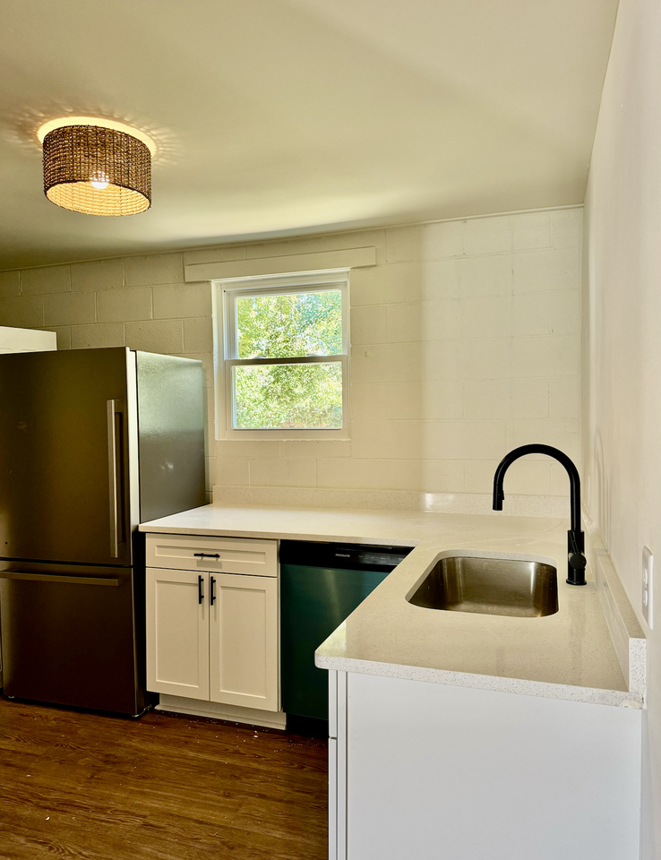 450 W Franklin St - Photo 7 of 50