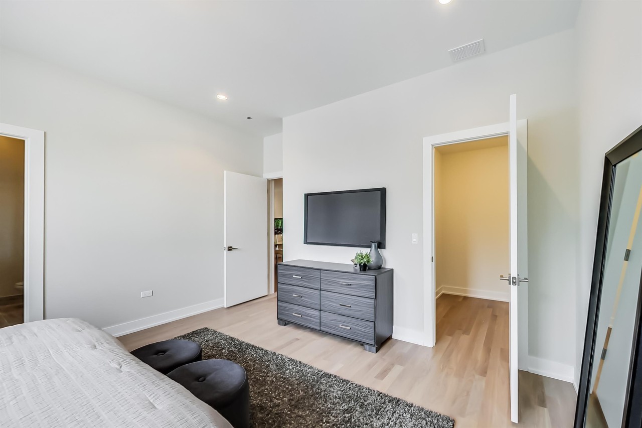 4010 North Lincoln Avenue - Photo 3 of 6