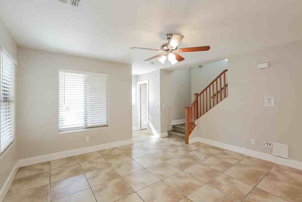 1146 E Hampton Ln - Photo 4 of 17