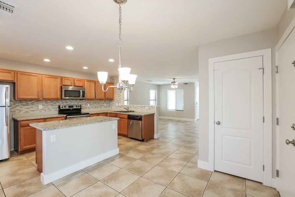 1146 E Hampton Ln - Photo 7 of 17