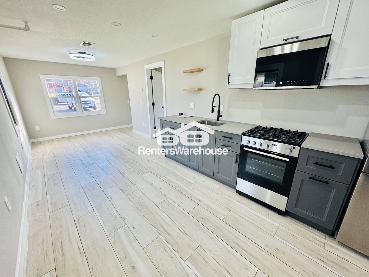 165 Stanley St - Photo 3 of 13