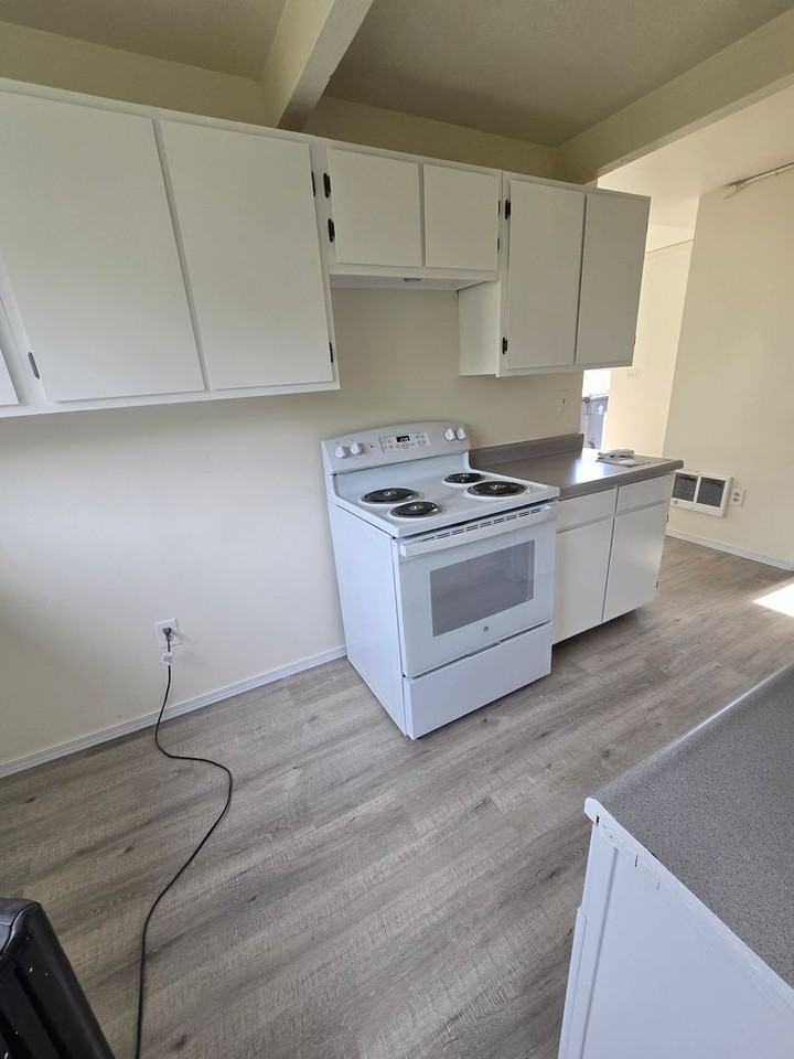 724 Ne Madrone St - Photo 5 of 10