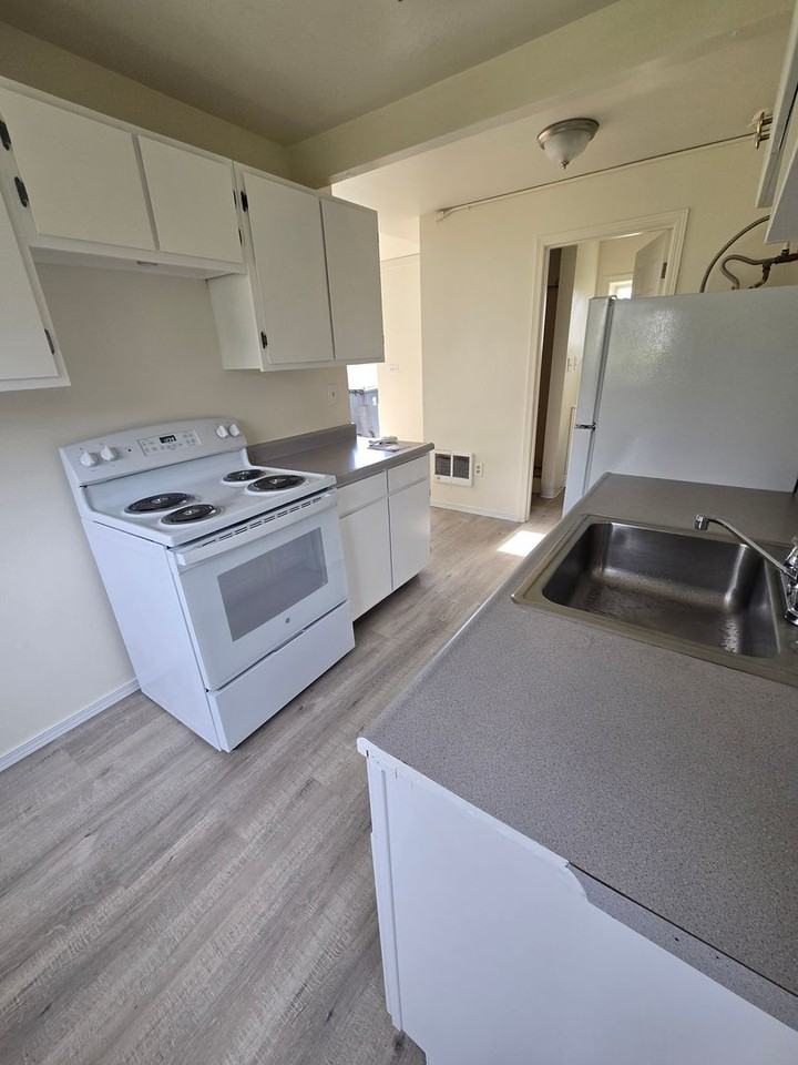 724 Ne Madrone St - Photo 6 of 10