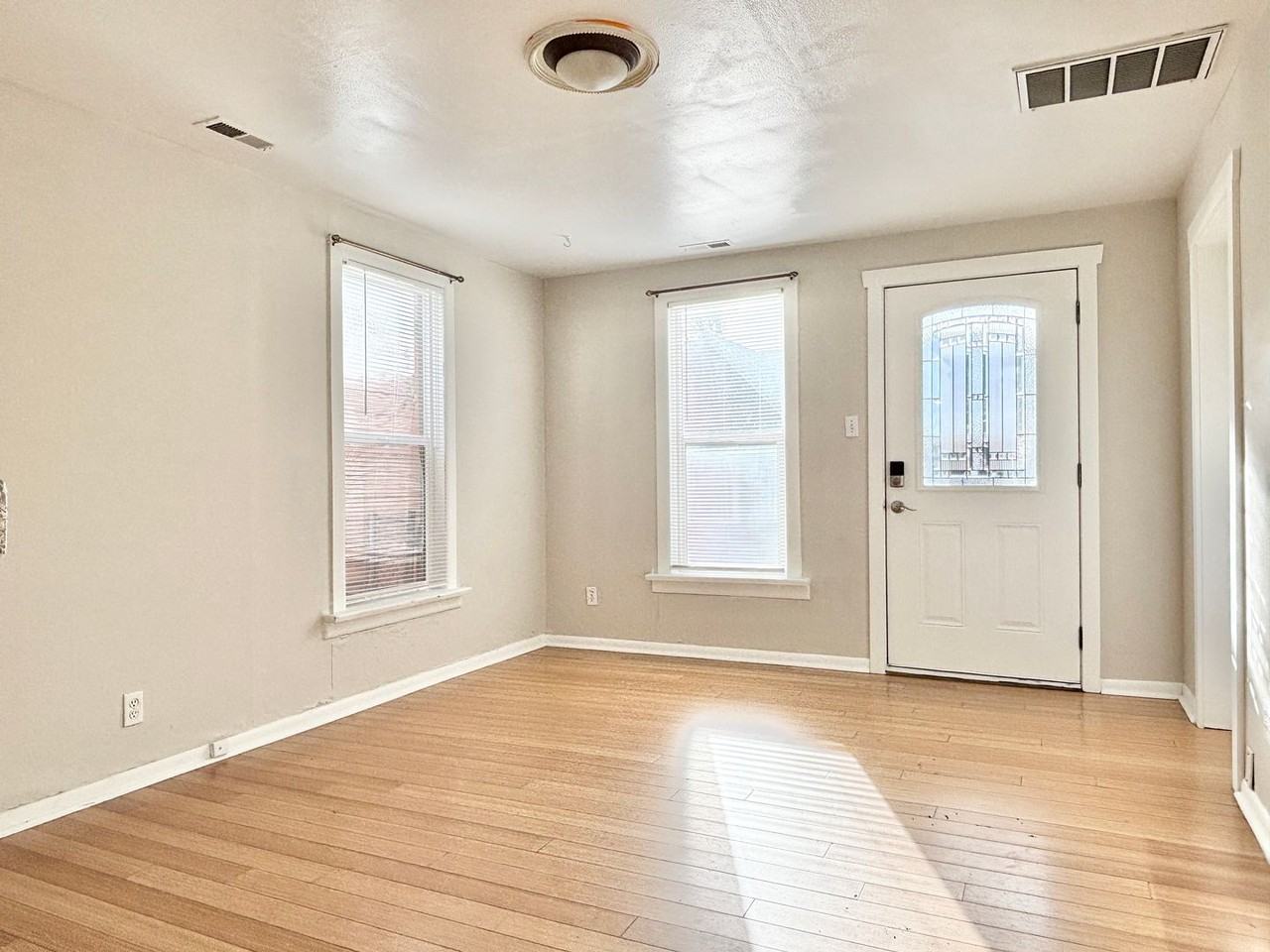 235 S Iowa St - Photo 2 of 26