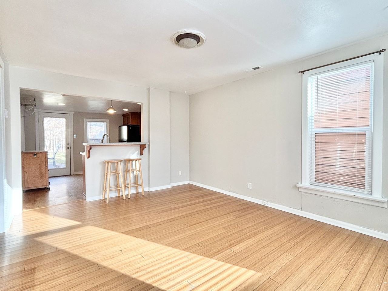 235 S Iowa St - Photo 5 of 26