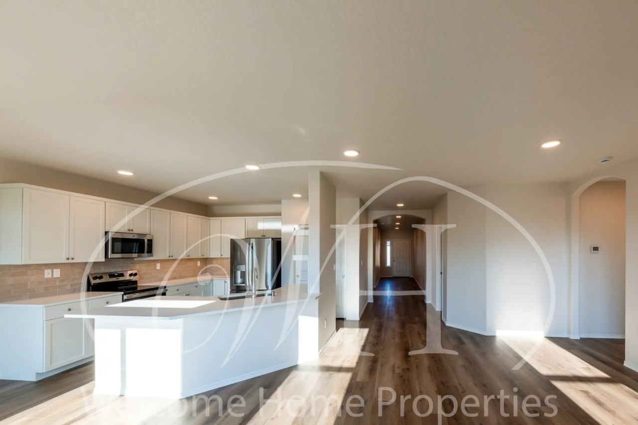 643 Ava St - Photo 2 of 31