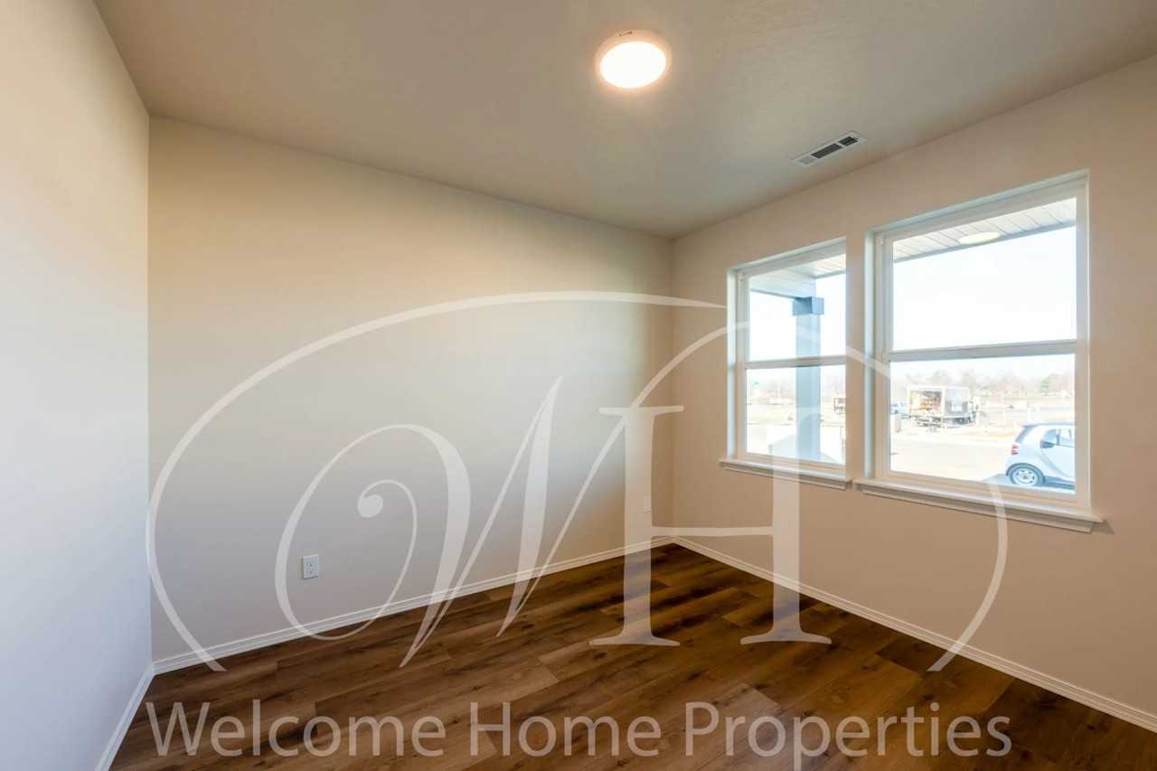 643 Ava St - Photo 3 of 31