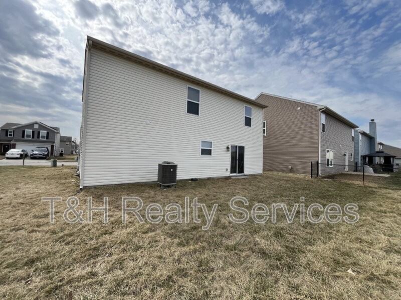 7952 Amadeus Dr - Photo 3 of 31