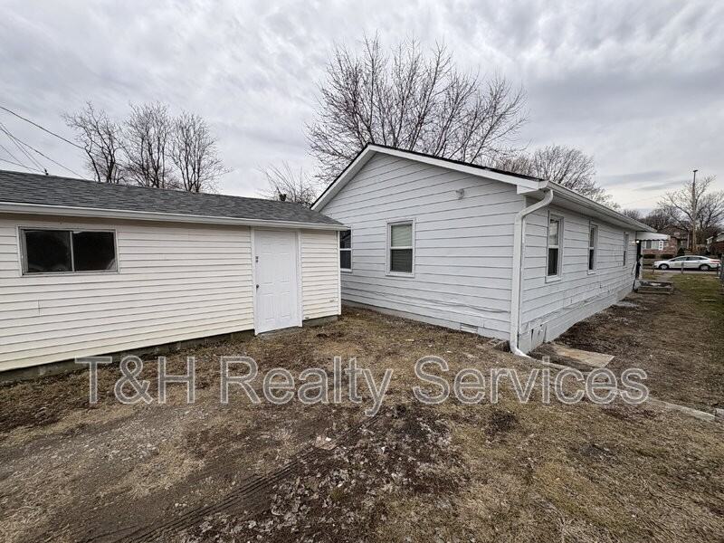 955 N Belmont Ave - Photo 2 of 30