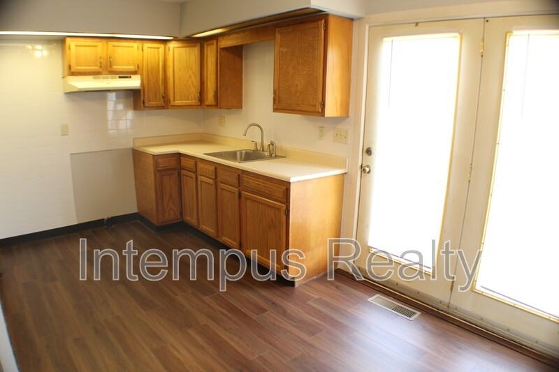 712 W Light St - Photo 2 of 30