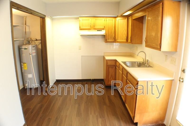 712 W Light St - Photo 3 of 30