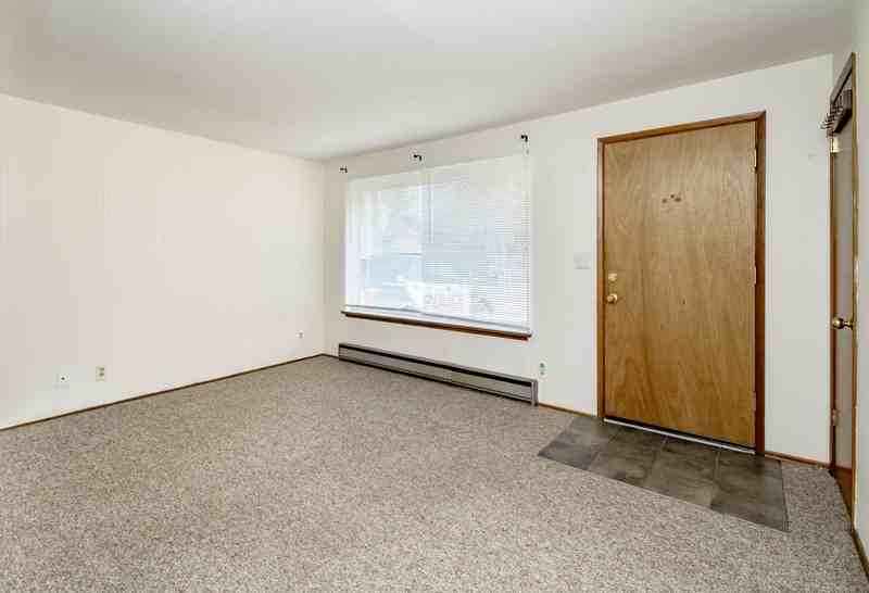 704 4th St Ne - Photo 4 of 31