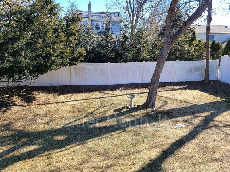 200 Evergreen St - Photo 2 of 14