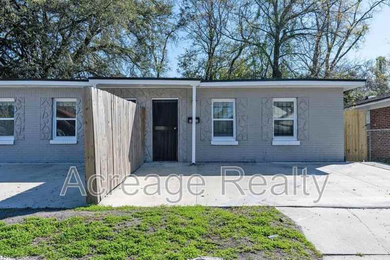 2036 W 11th St - Photo 2 of 17