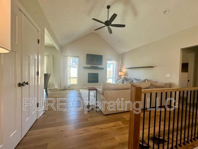 2205 Park Crest Dr - Photo 3 of 45