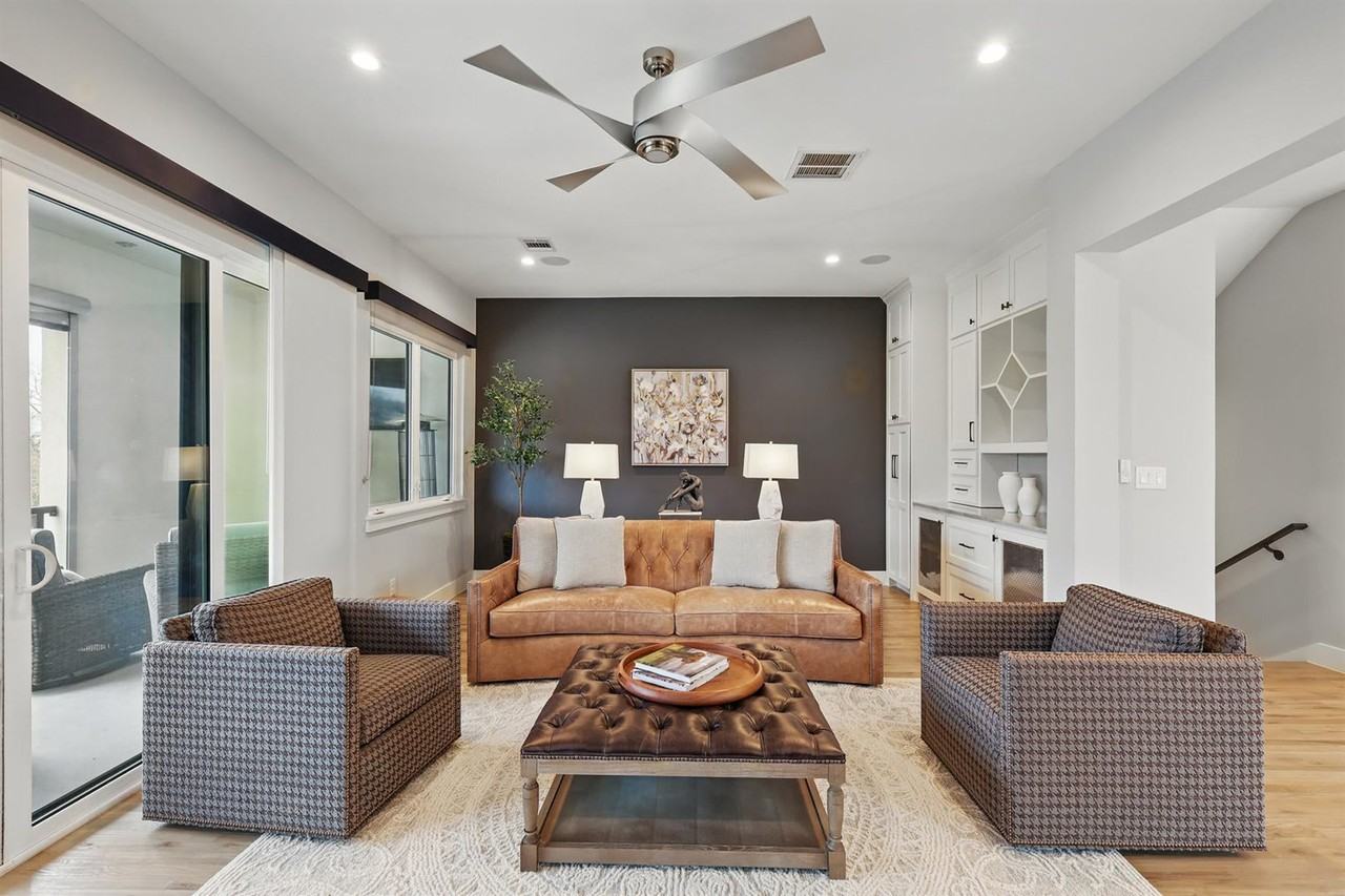 428 Highwood Trl #1057724P - Photo 2 of 45