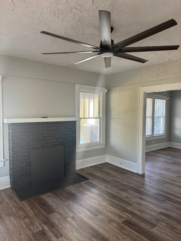 1433 Mary St - Photo 4 of 13