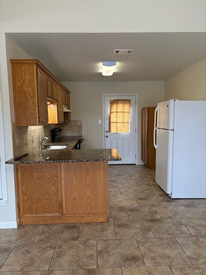 400 Cottonwood Dr #400 - Photo 2 of 8