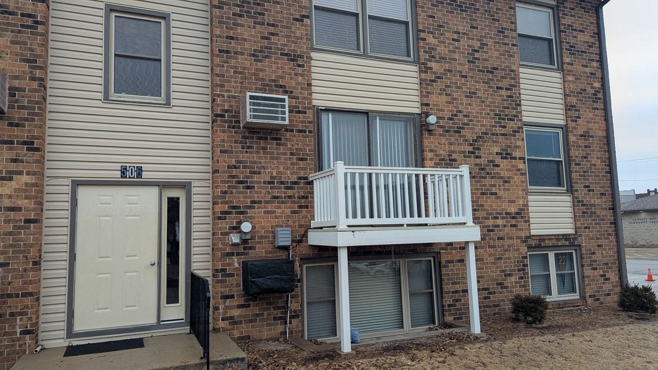 506 Commercial St - Photo 3 of 8