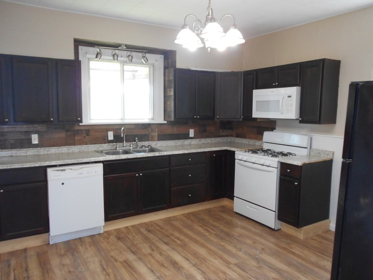 1010 24th St - Photo 3 of 12