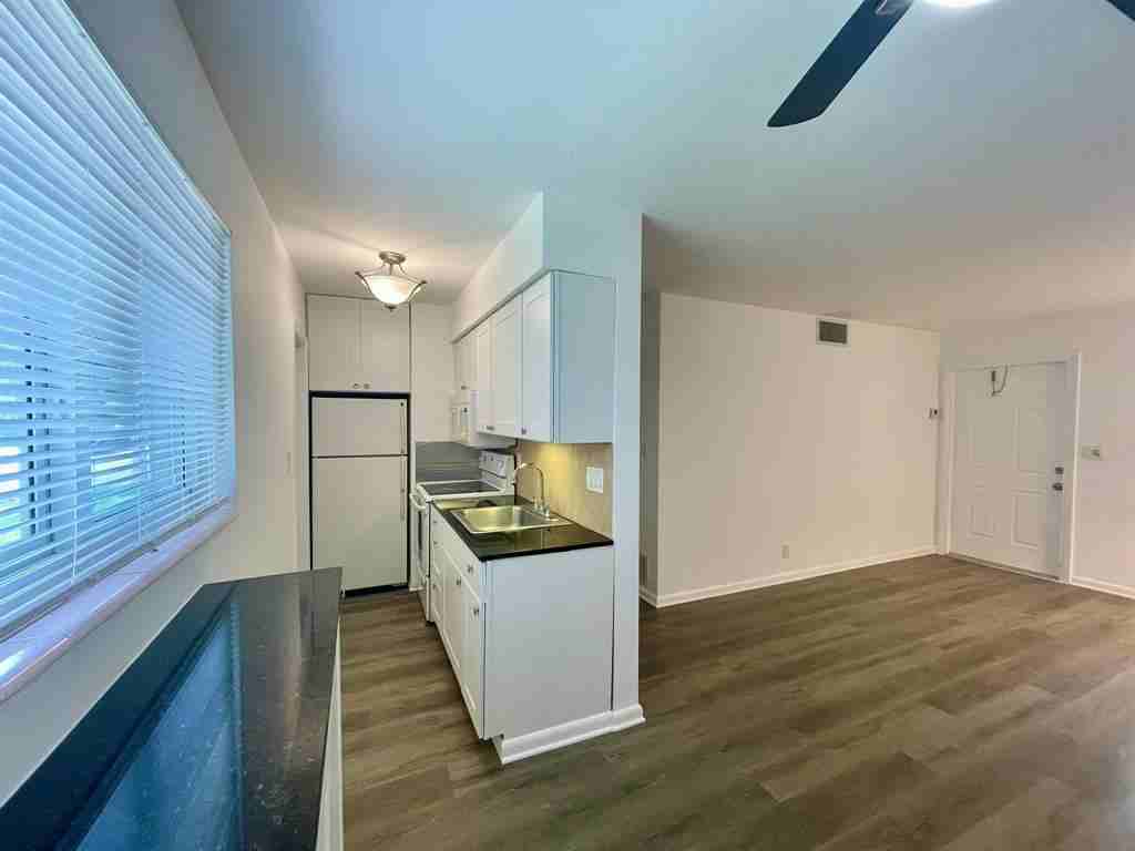 1704 Ne 9th St #1704 - Photo 2 of 12