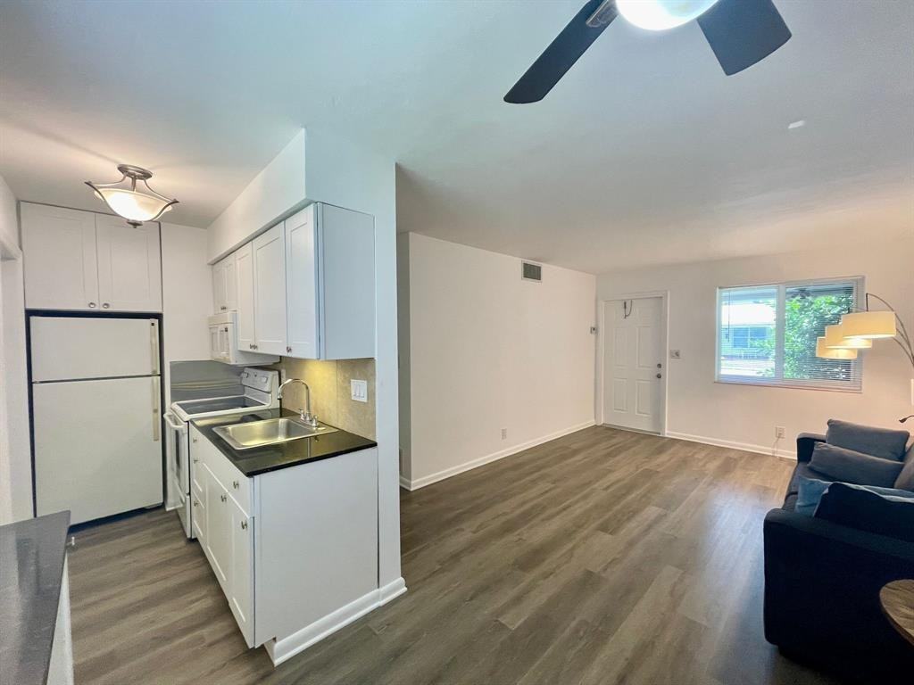 1704 Ne 9th St #1704 - Photo 3 of 12